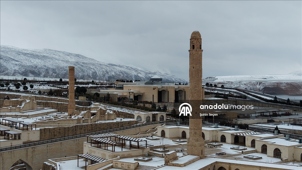 Hasankeyf'te tarihi yapılar beyaz örtüyle kaplandı