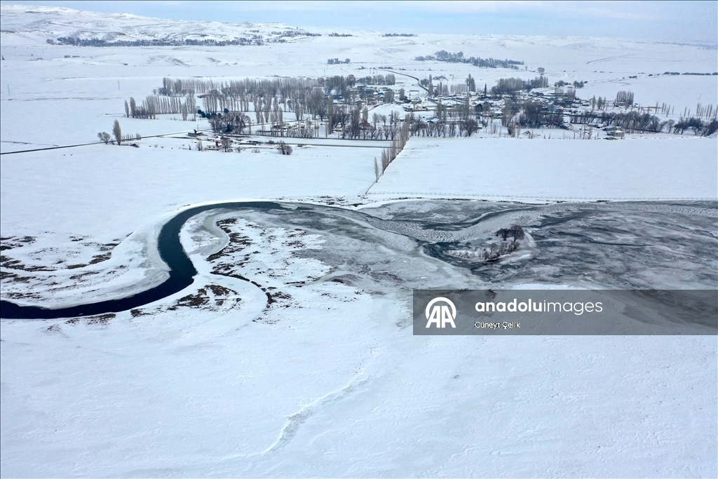 Kars'ta beyaza bürünen köy ve menderesler dronla görüntülendi