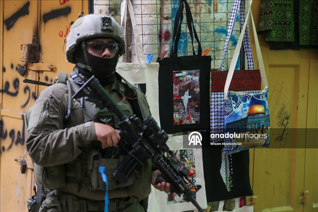 İsrail askerleri ile Filistin topraklarını gasbeden yerleşimciler, El Halil kentine baskın düzenledi