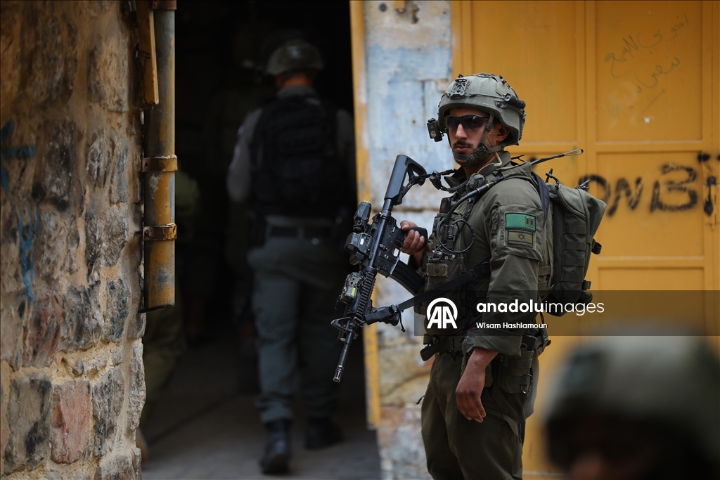 İsrail askerleri ile Filistin topraklarını gasbeden yerleşimciler, El Halil kentine baskın düzenledi