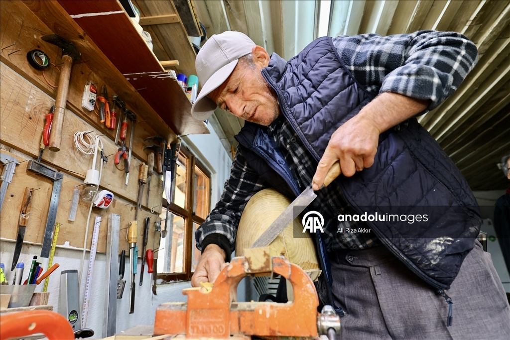 Мастер Орхан из провинции Мугла уже 37 лет изготавливает саз и джуру в мастерской площадью в 5 м²