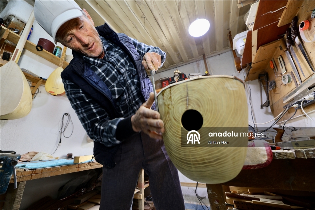 Мастер Орхан из провинции Мугла уже 37 лет изготавливает саз и джуру в мастерской площадью в 5 м²