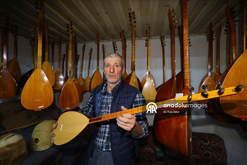 Мастер Орхан из провинции Мугла уже 37 лет изготавливает саз и джуру в мастерской площадью в 5 м²