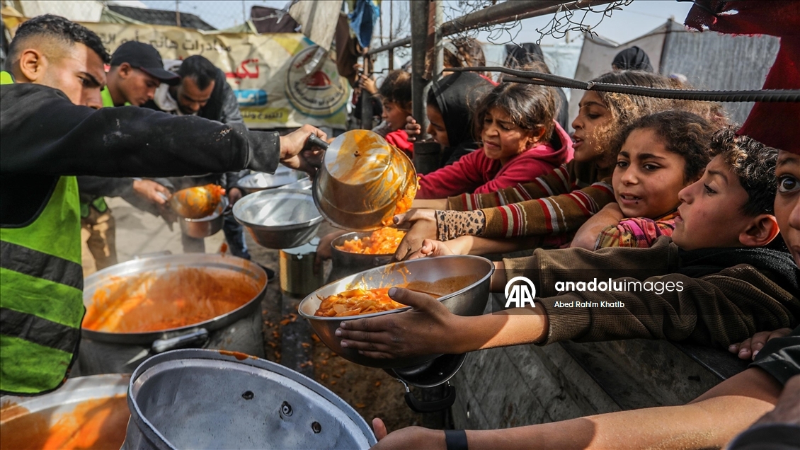 Gazze'de yerinden edilmiş Filistinlilere sıcak yemek dağıtımı yapıldı