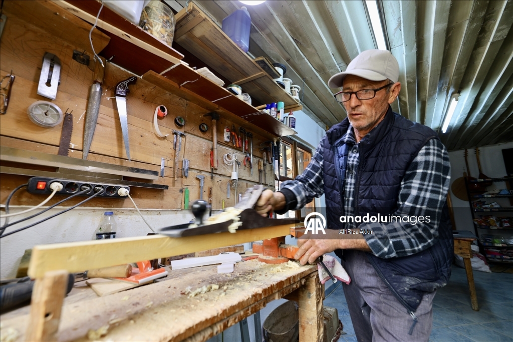 Мастер Орхан из провинции Мугла уже 37 лет изготавливает саз и джуру в мастерской площадью в 5 м²