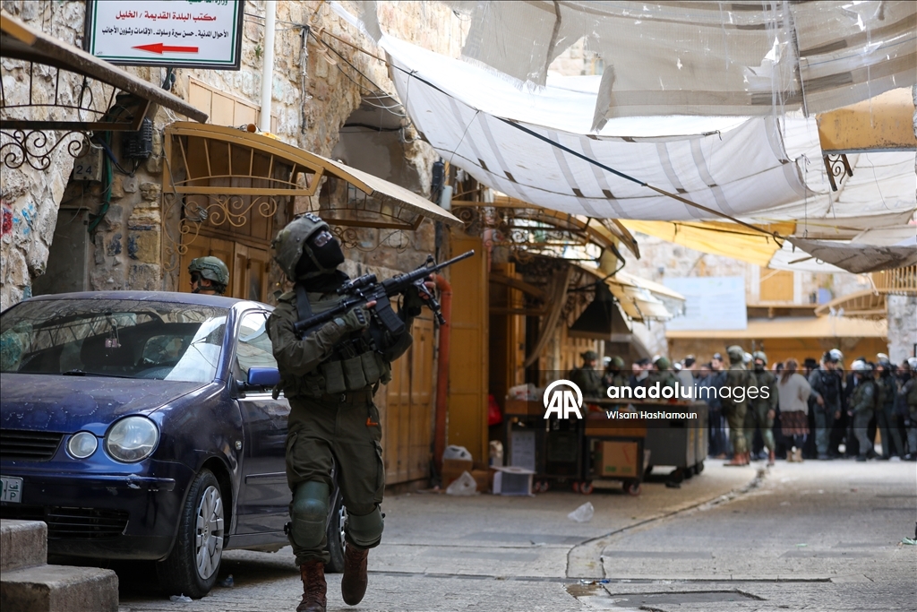 İsrail askerleri ile Filistin topraklarını gasbeden yerleşimciler, El Halil kentine baskın düzenledi