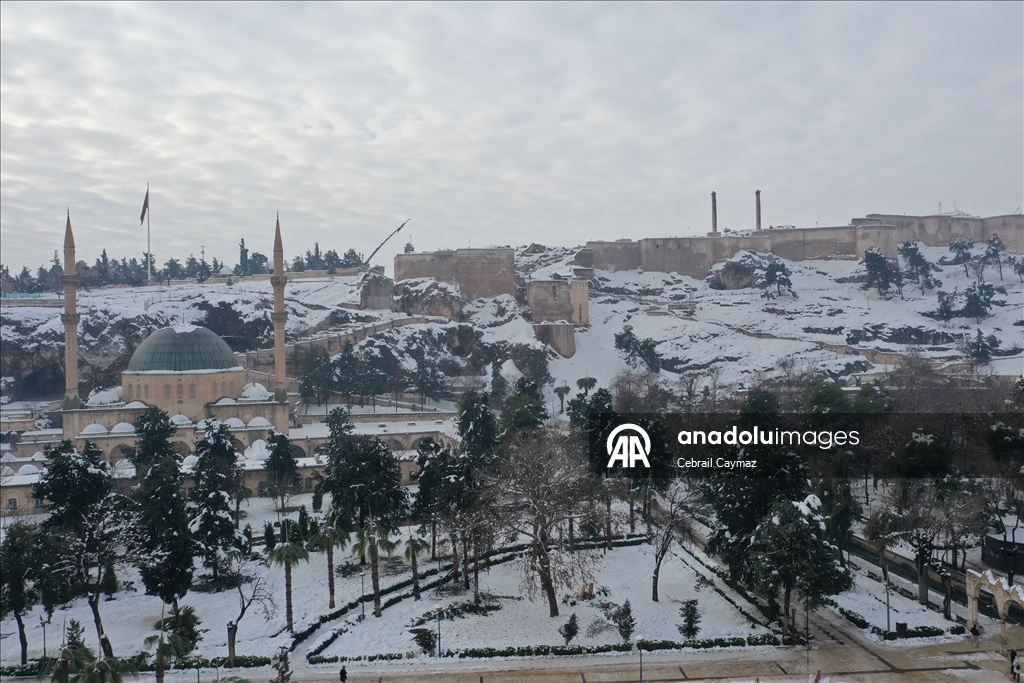 Karla kaplanan Balıklıgöl ve çevresindeki tarihi yapılar dronla görüntülendi