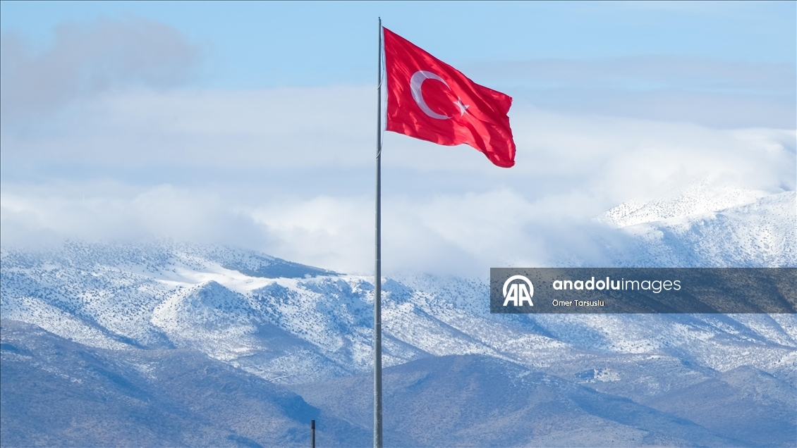 Karla beyaza bürünen Hacı Baba Dağı, Türk bayrağı ile birlikte görüntülendi