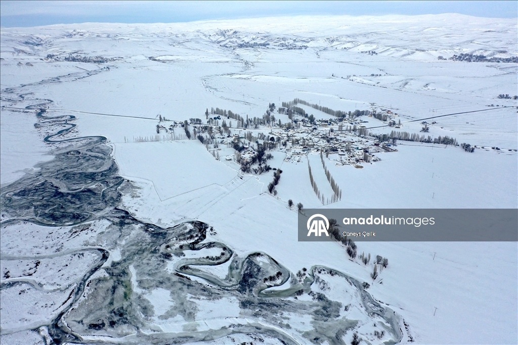 Kars'ta beyaza bürünen köy ve menderesler dronla görüntülendi