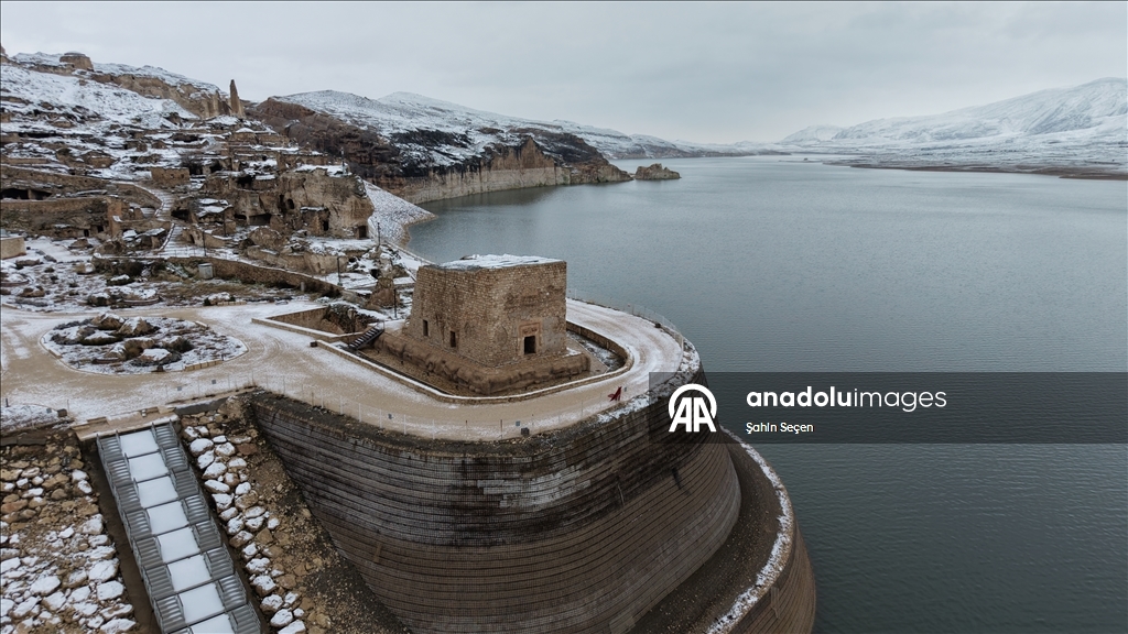 Hasankeyf'te tarihi yapılar beyaz örtüyle kaplandı