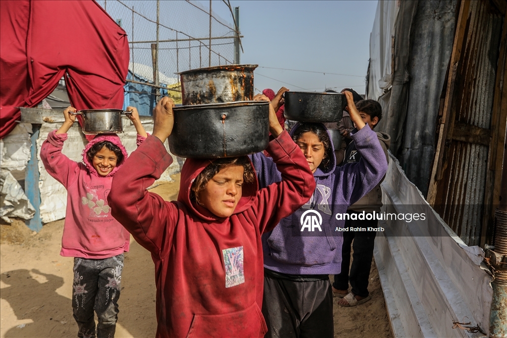 Gazze'de yerinden edilmiş Filistinlilere sıcak yemek dağıtımı yapıldı