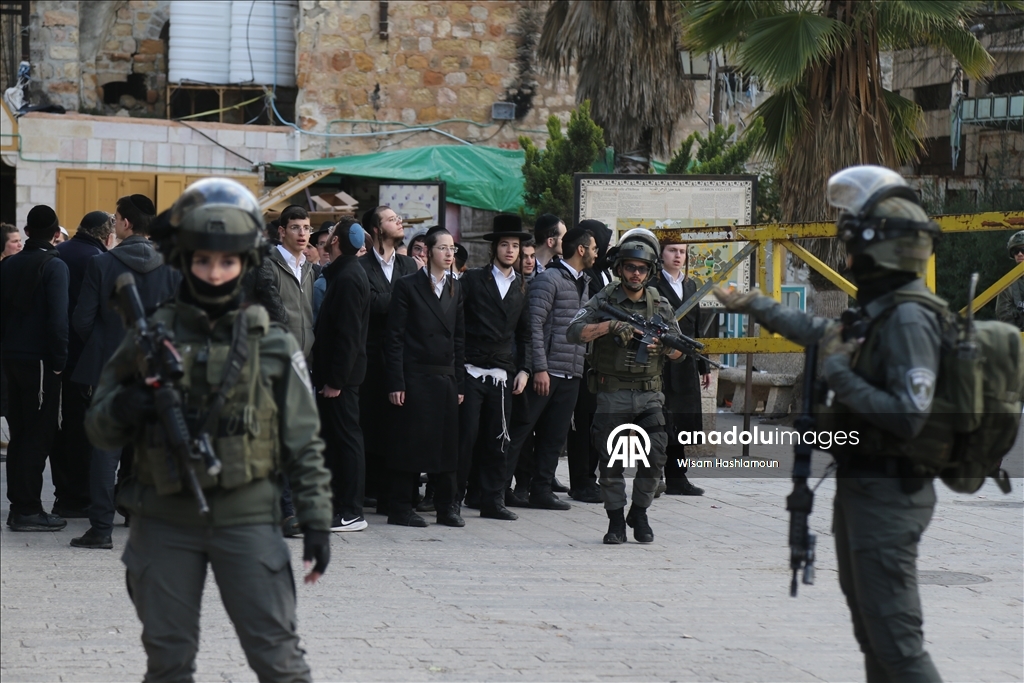 İsrail askerleri ile Filistin topraklarını gasbeden yerleşimciler, El Halil kentine baskın düzenledi