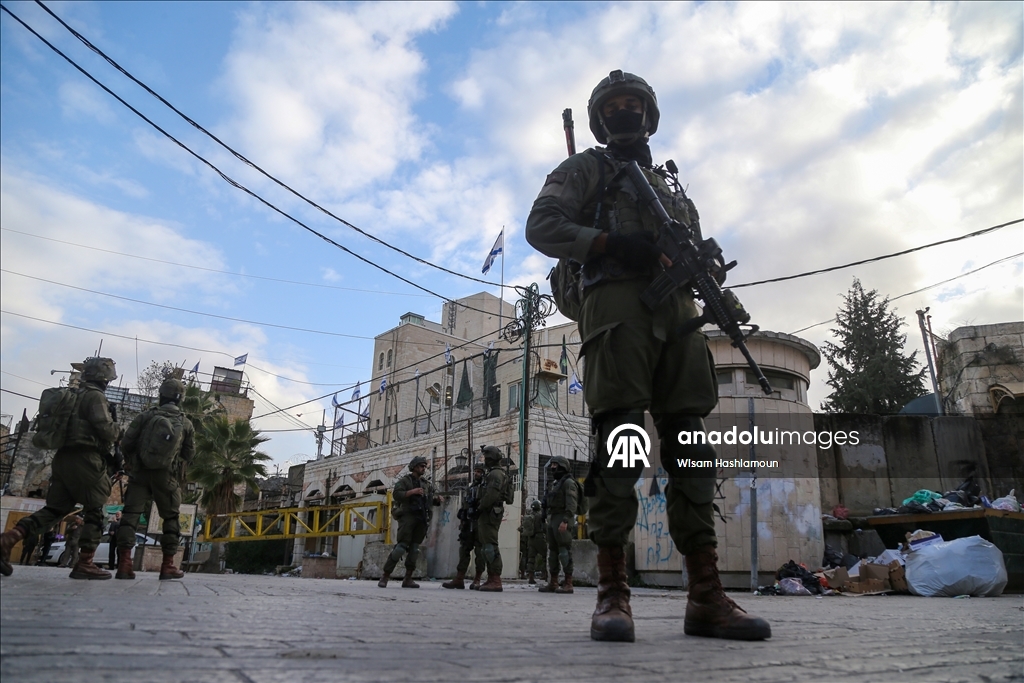 İsrail askerleri ile Filistin topraklarını gasbeden yerleşimciler, El Halil kentine baskın düzenledi