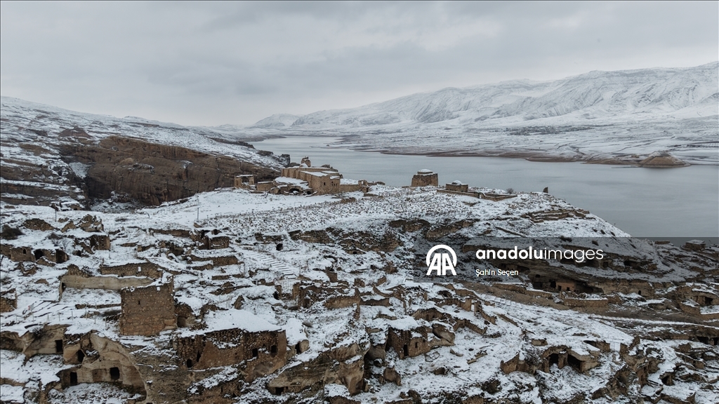 Hasankeyf'te tarihi yapılar beyaz örtüyle kaplandı