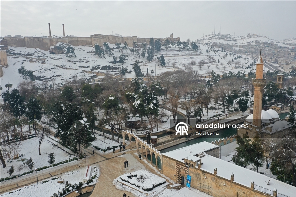 Karla kaplanan Balıklıgöl ve çevresindeki tarihi yapılar dronla görüntülendi