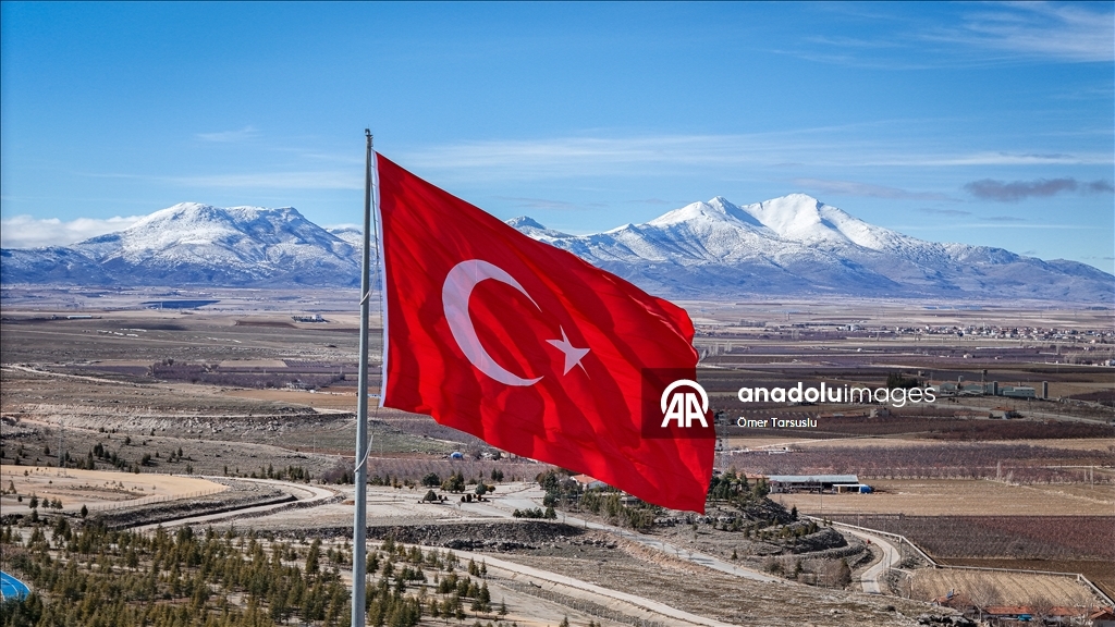 Karla beyaza bürünen Hacı Baba Dağı, Türk bayrağı ile birlikte görüntülendi