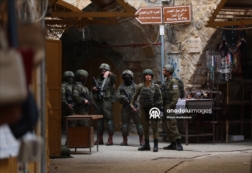 İsrail askerleri ile Filistin topraklarını gasbeden yerleşimciler, El Halil kentine baskın düzenledi