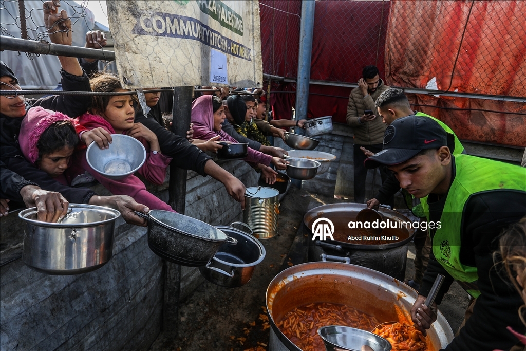 Gazze'de yerinden edilmiş Filistinlilere sıcak yemek dağıtımı yapıldı