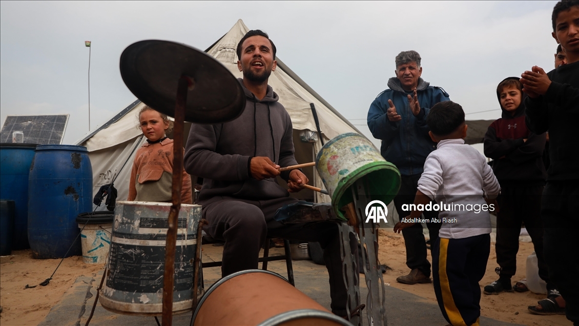 Filistinli genç basit imkanlarla yaptığı davulla sığınmacılara moral vermeye çalışıyor