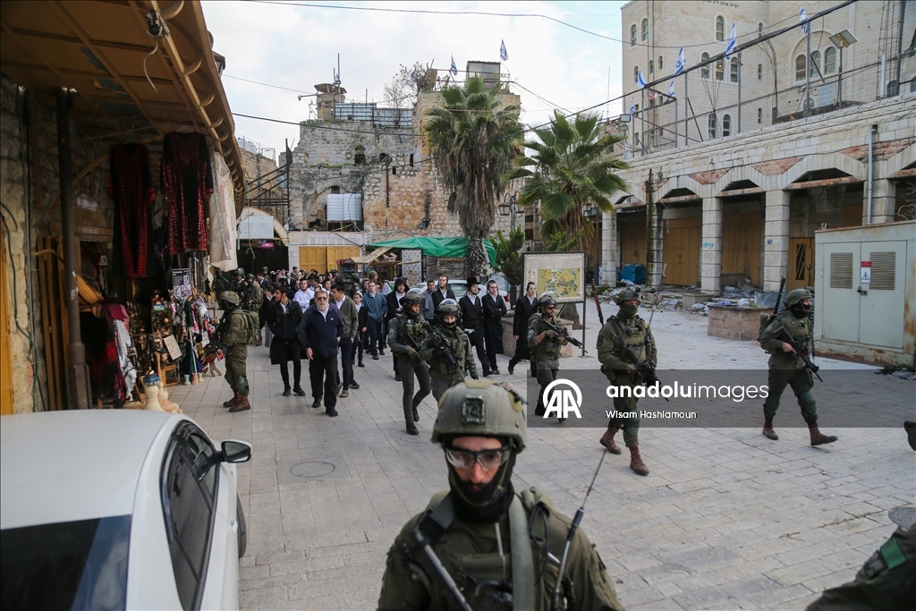 İsrail askerleri ile Filistin topraklarını gasbeden yerleşimciler, El Halil kentine baskın düzenledi