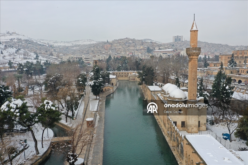 Karla kaplanan Balıklıgöl ve çevresindeki tarihi yapılar dronla görüntülendi