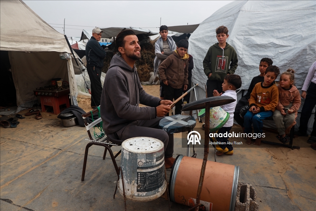 Filistinli genç basit imkanlarla yaptığı davulla sığınmacılara moral vermeye çalışıyor
