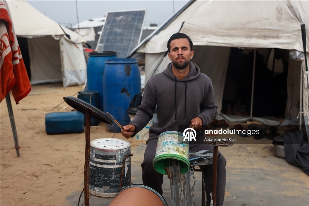 Filistinli genç basit imkanlarla yaptığı davulla sığınmacılara moral vermeye çalışıyor
