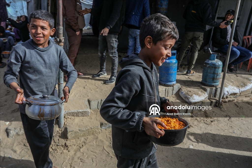 Gazze'de yerinden edilmiş Filistinlilere sıcak yemek dağıtımı yapıldı