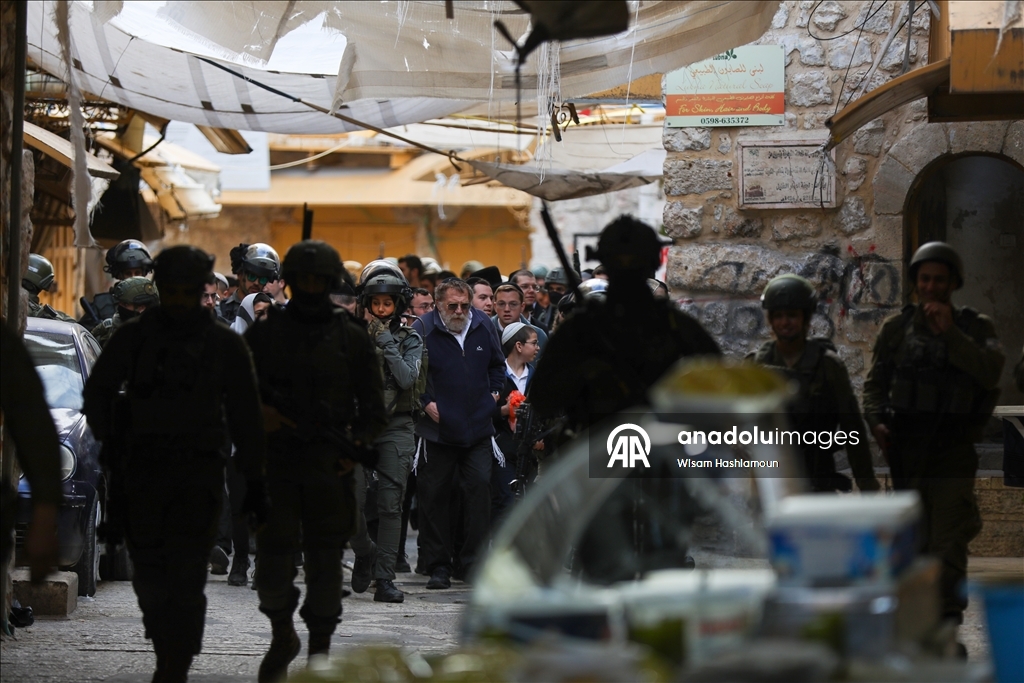 İsrail askerleri ile Filistin topraklarını gasbeden yerleşimciler, El Halil kentine baskın düzenledi