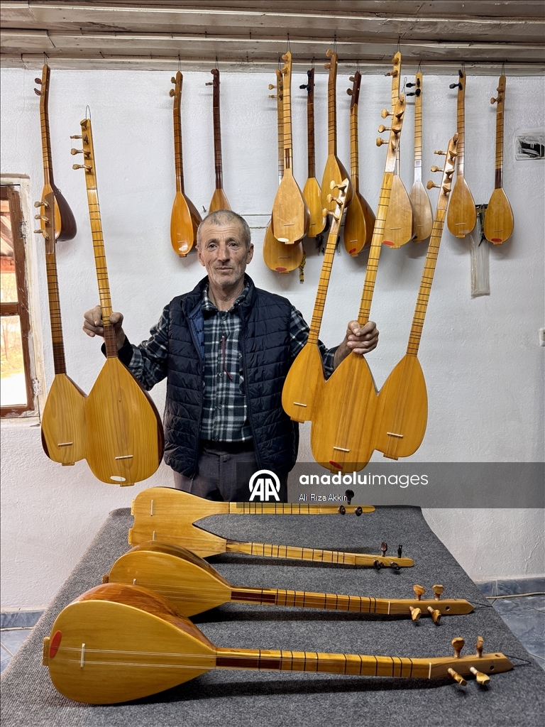 Мастер Орхан из провинции Мугла уже 37 лет изготавливает саз и джуру в мастерской площадью в 5 м²