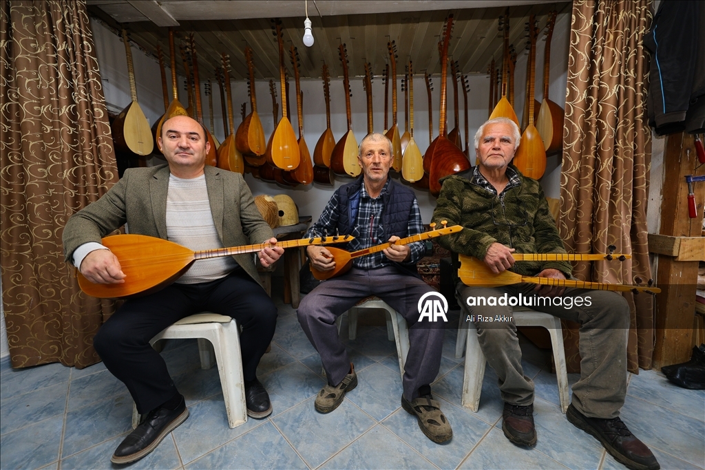 Мастер Орхан из провинции Мугла уже 37 лет изготавливает саз и джуру в мастерской площадью в 5 м²