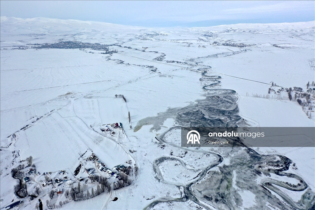 Kars'ta beyaza bürünen köy ve menderesler dronla görüntülendi