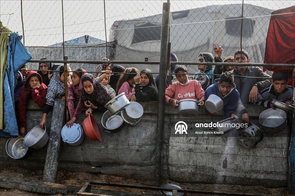 Gazze'de yerinden edilmiş Filistinlilere sıcak yemek dağıtımı yapıldı