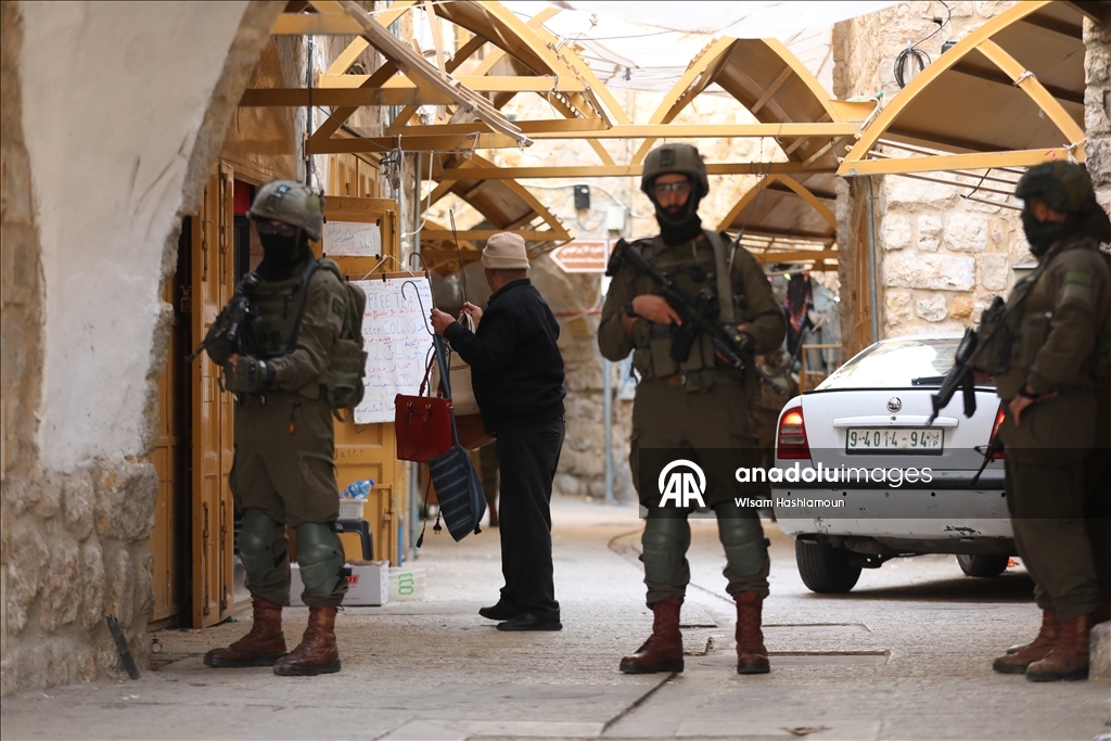 İsrail askerleri ile Filistin topraklarını gasbeden yerleşimciler, El Halil kentine baskın düzenledi