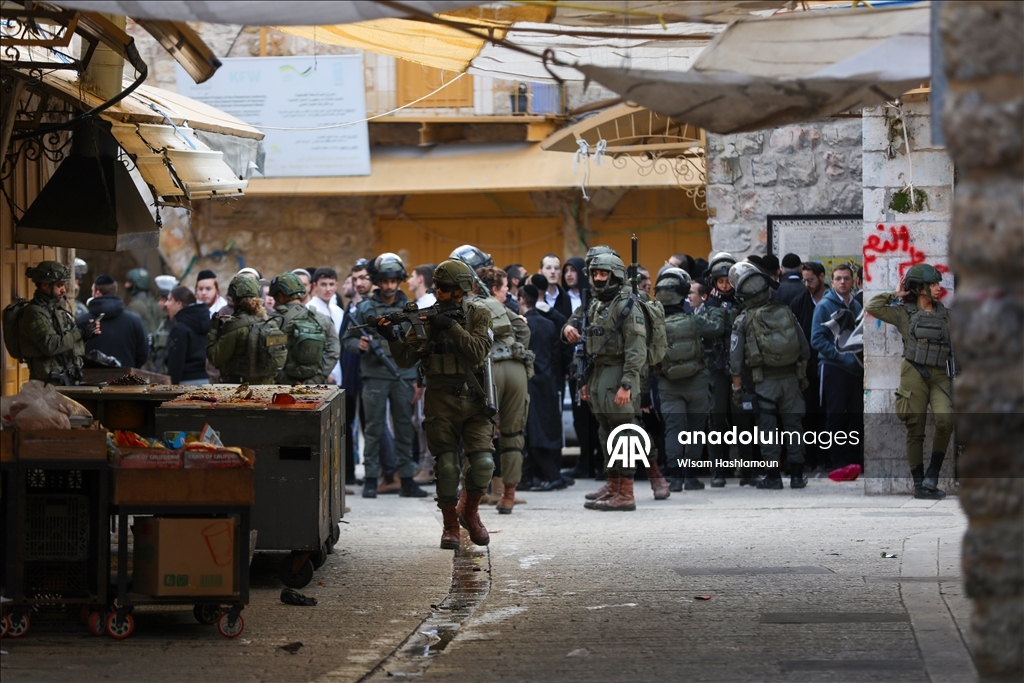 İsrail askerleri ile Filistin topraklarını gasbeden yerleşimciler, El Halil kentine baskın düzenledi