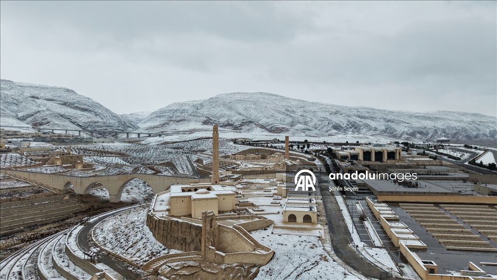 Hasankeyf'te tarihi yapılar beyaz örtüyle kaplandı