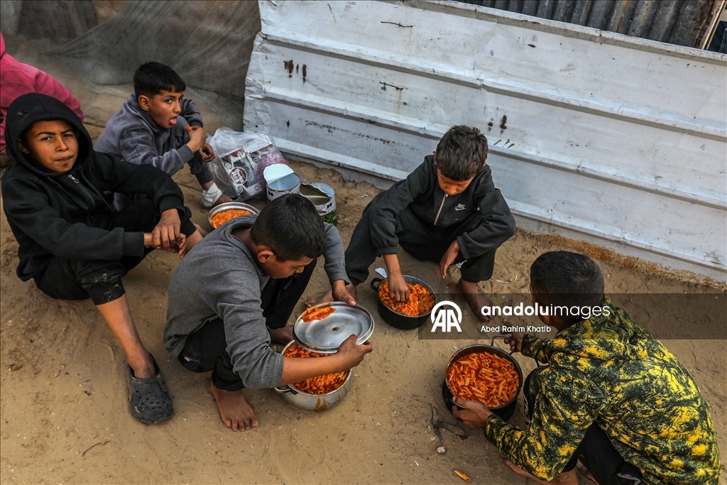 Gazze'de yerinden edilmiş Filistinlilere sıcak yemek dağıtımı yapıldı