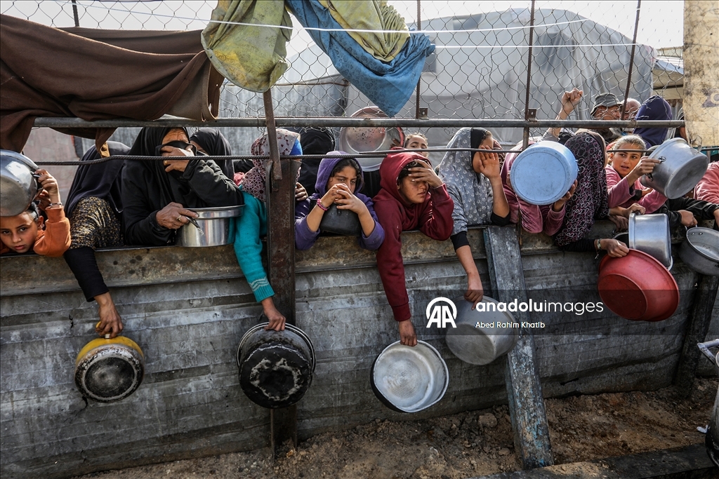 Gazze'de yerinden edilmiş Filistinlilere sıcak yemek dağıtımı yapıldı