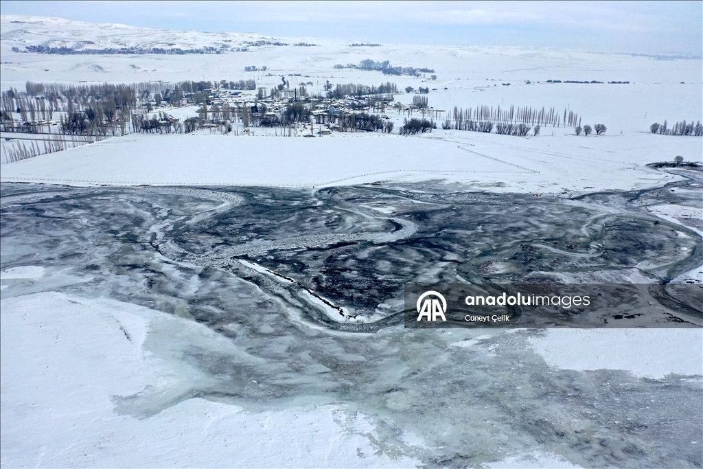 Kars'ta beyaza bürünen köy ve menderesler dronla görüntülendi