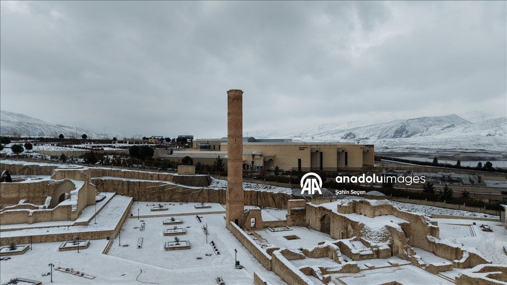 Hasankeyf'te tarihi yapılar beyaz örtüyle kaplandı