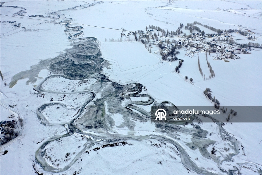Kars'ta beyaza bürünen köy ve menderesler dronla görüntülendi