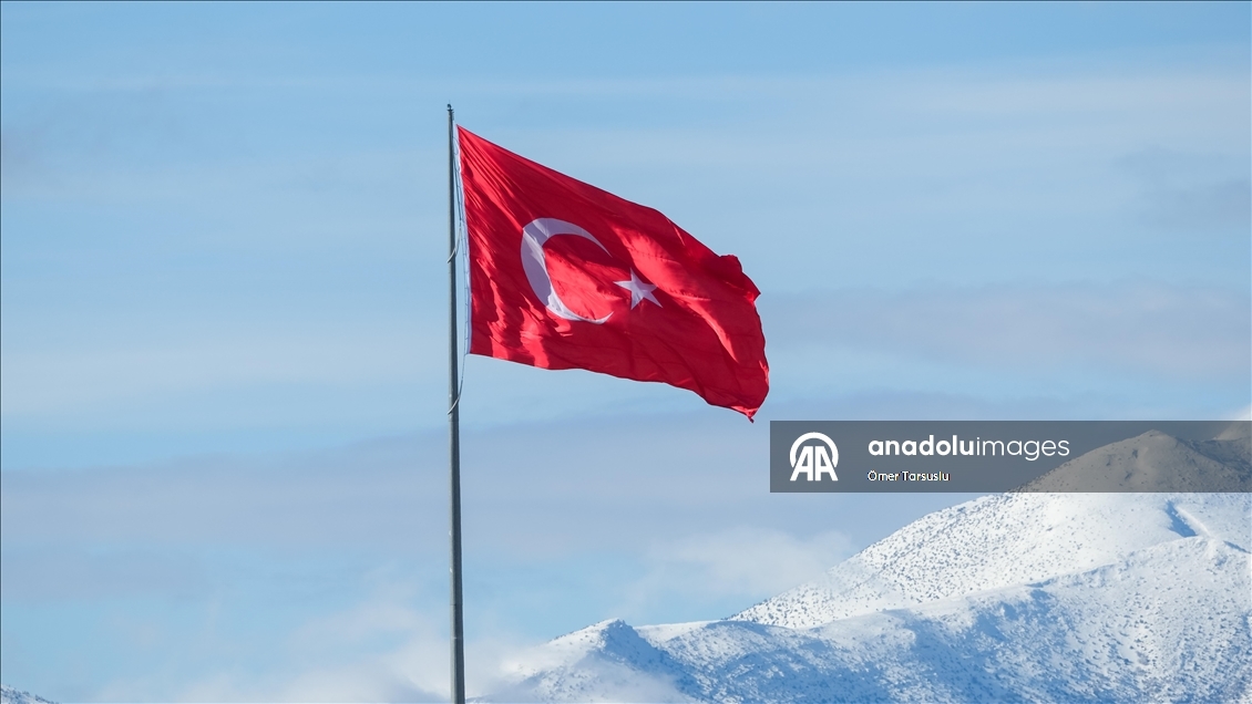 Karla beyaza bürünen Hacı Baba Dağı, Türk bayrağı ile birlikte görüntülendi