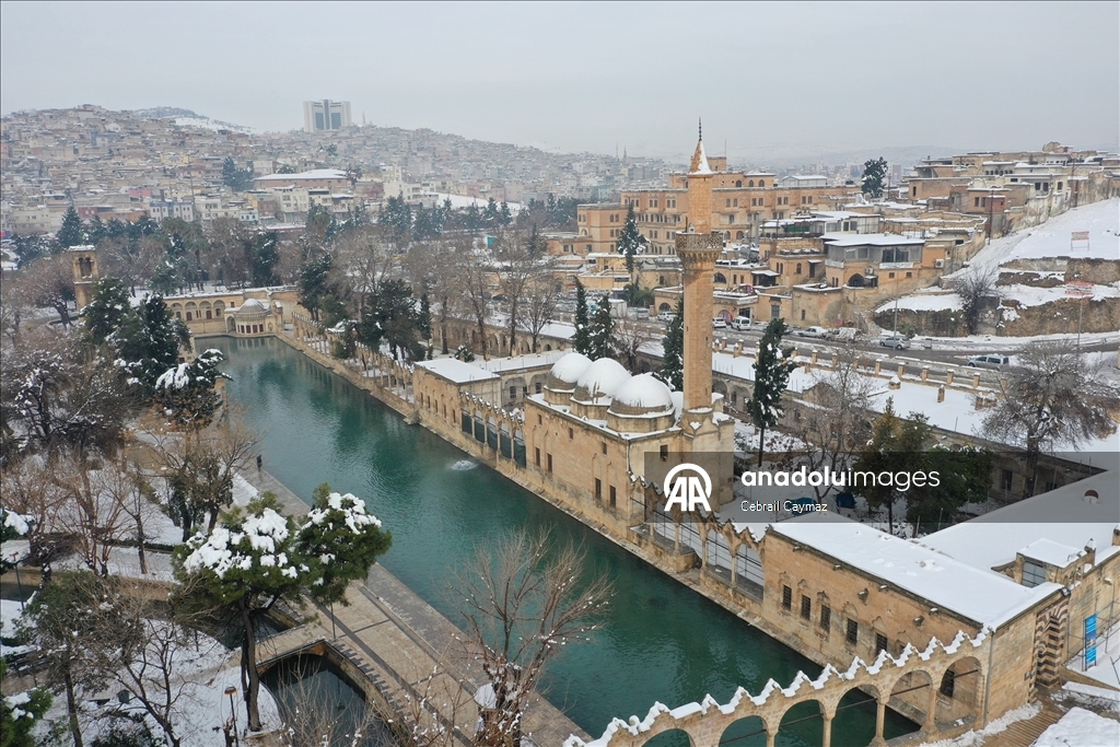 Karla kaplanan Balıklıgöl ve çevresindeki tarihi yapılar dronla görüntülendi