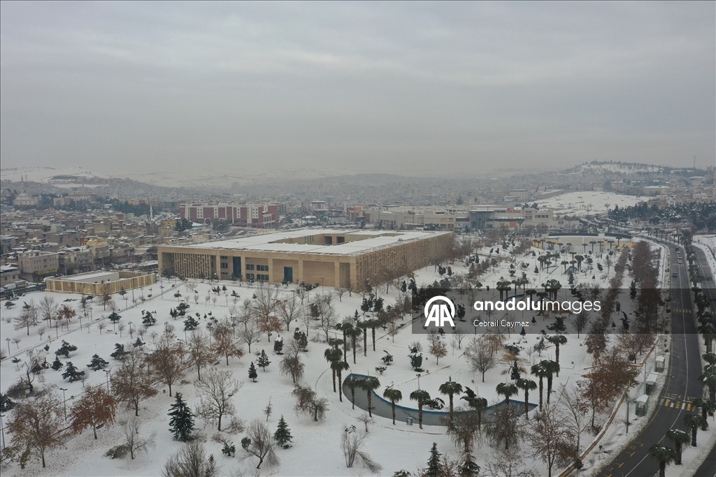 Karla kaplanan Balıklıgöl ve çevresindeki tarihi yapılar dronla görüntülendi