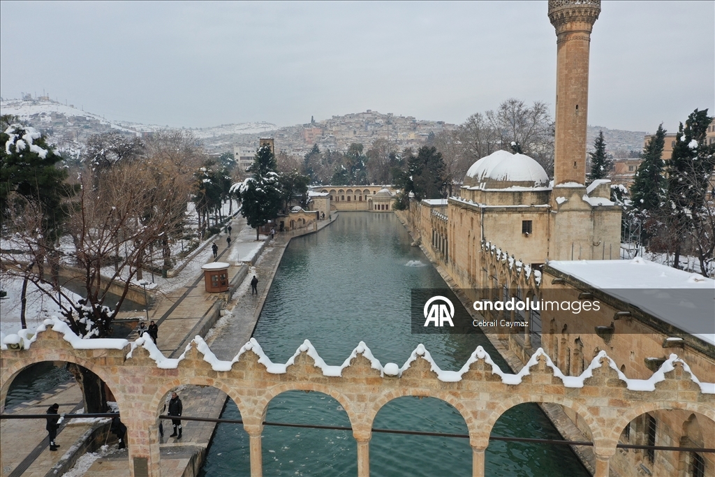 Karla kaplanan Balıklıgöl ve çevresindeki tarihi yapılar dronla görüntülendi