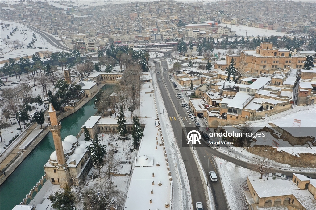 Karla kaplanan Balıklıgöl ve çevresindeki tarihi yapılar dronla görüntülendi