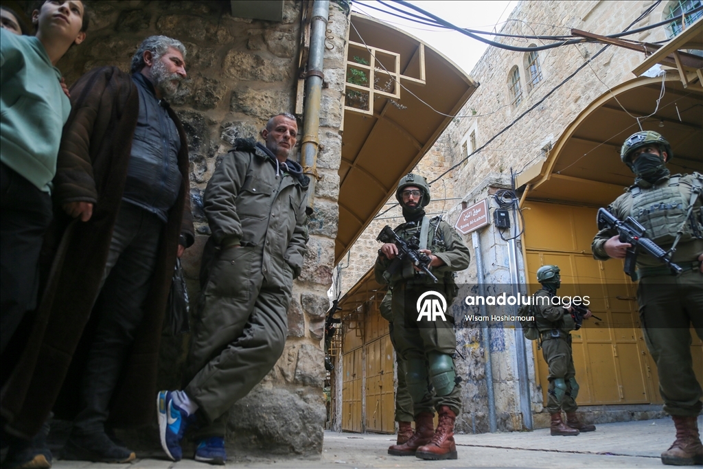 İsrail askerleri ile Filistin topraklarını gasbeden yerleşimciler, El Halil kentine baskın düzenledi