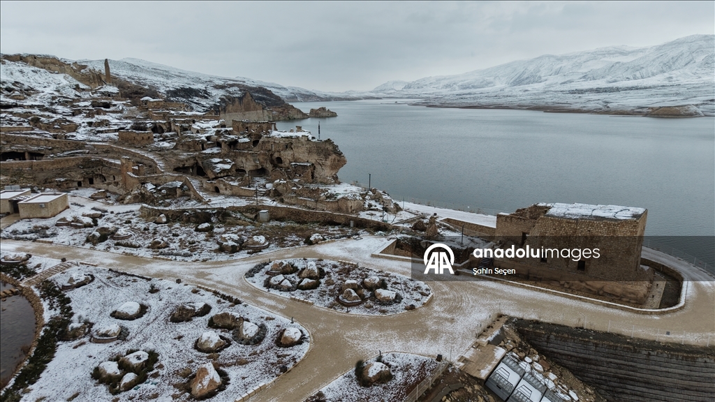 Hasankeyf'te tarihi yapılar beyaz örtüyle kaplandı