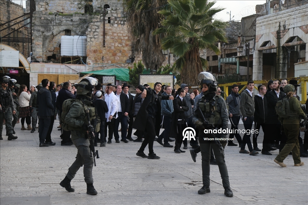 İsrail askerleri ile Filistin topraklarını gasbeden yerleşimciler, El Halil kentine baskın düzenledi
