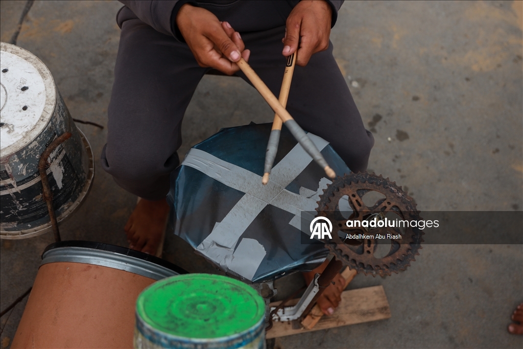 Filistinli genç basit imkanlarla yaptığı davulla sığınmacılara moral vermeye çalışıyor